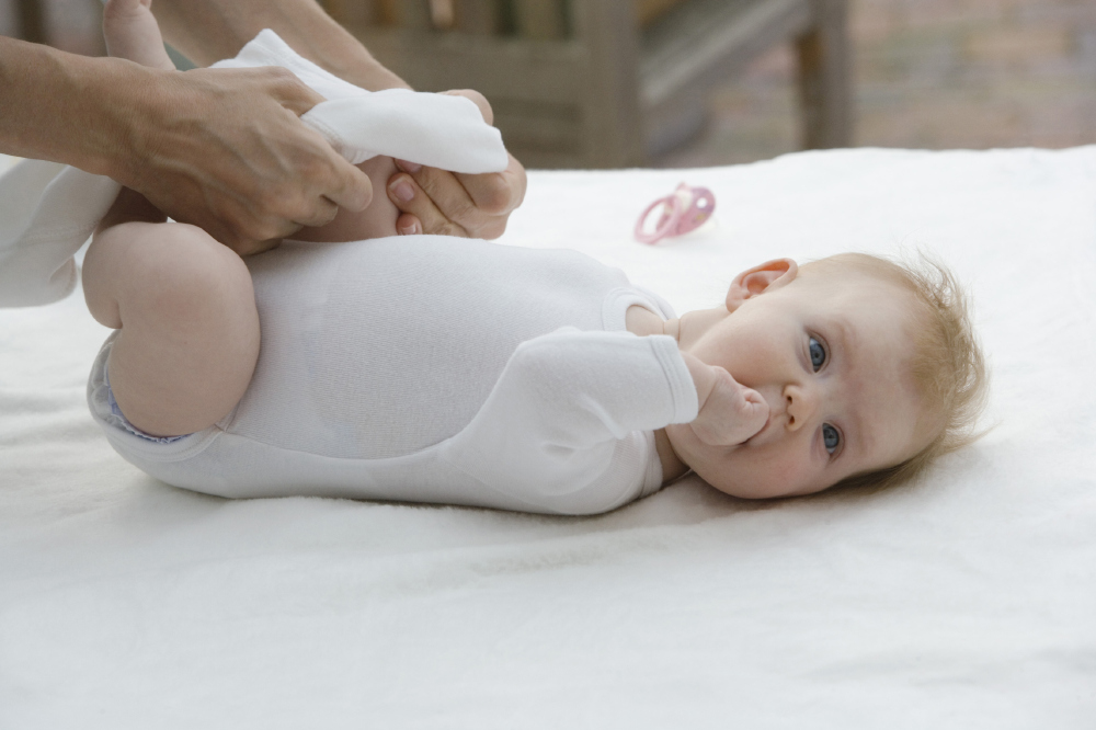 three-steps-to-an-easy-baby-nappy-change