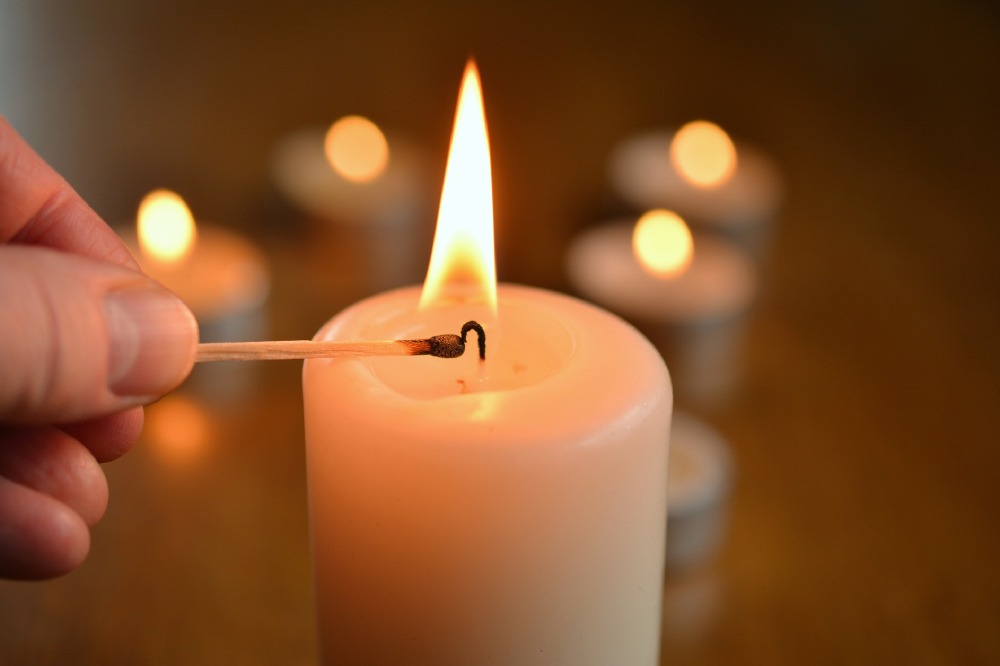 Light candles / Pixabay