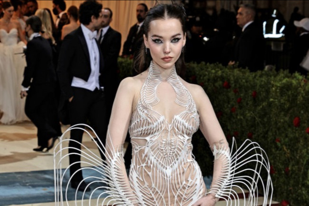 Dove Cameron S Met Gala Dress Took 600 Hours To Make