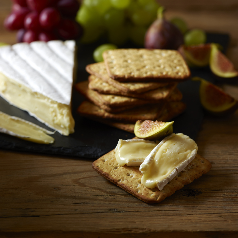 Top Tips For Pairing Cheese With Crackers