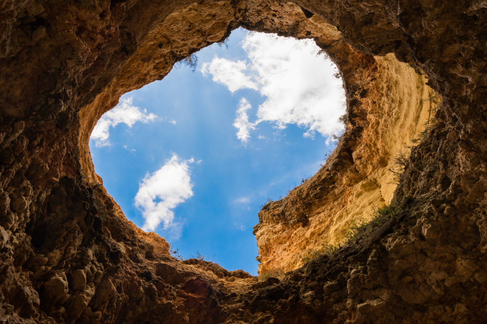 dream-interpretation-hole