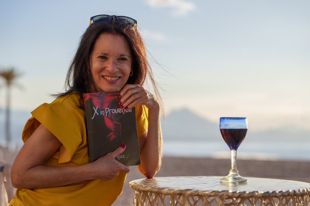 Image of Tani Ruiz author with the book Xin Provence