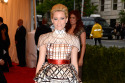 Elizabeth Banks looks stunning in Mary Katrantzou