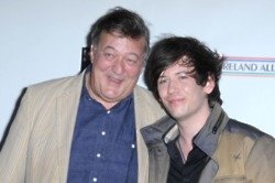 Stephen Fry to quit the UK for the US