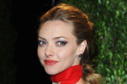 Amanda Seyfried  enjoys reading people's opinion of her on Twitter
