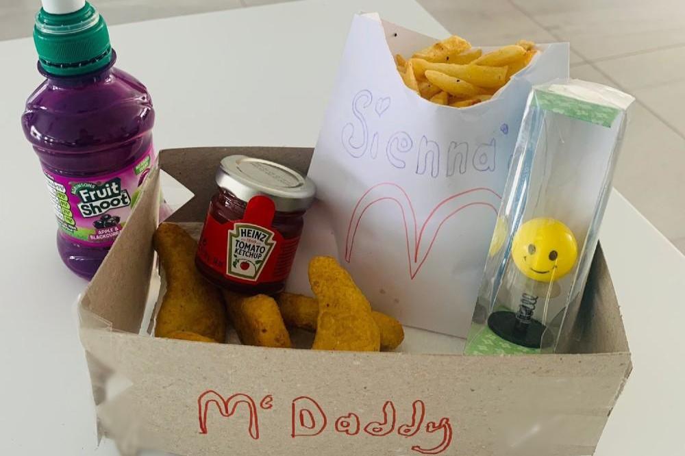 Alan Halsall gives daughter homemade McDonald's during lo'ckdown'