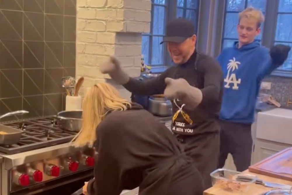 Donnie Wahlberg and Jenny McCarthy twerked while basting their Thanksgiving turkey