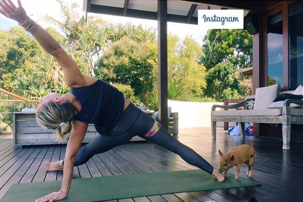 Elsa Pataky doing yoga with pet pig Tina (c) Instagram