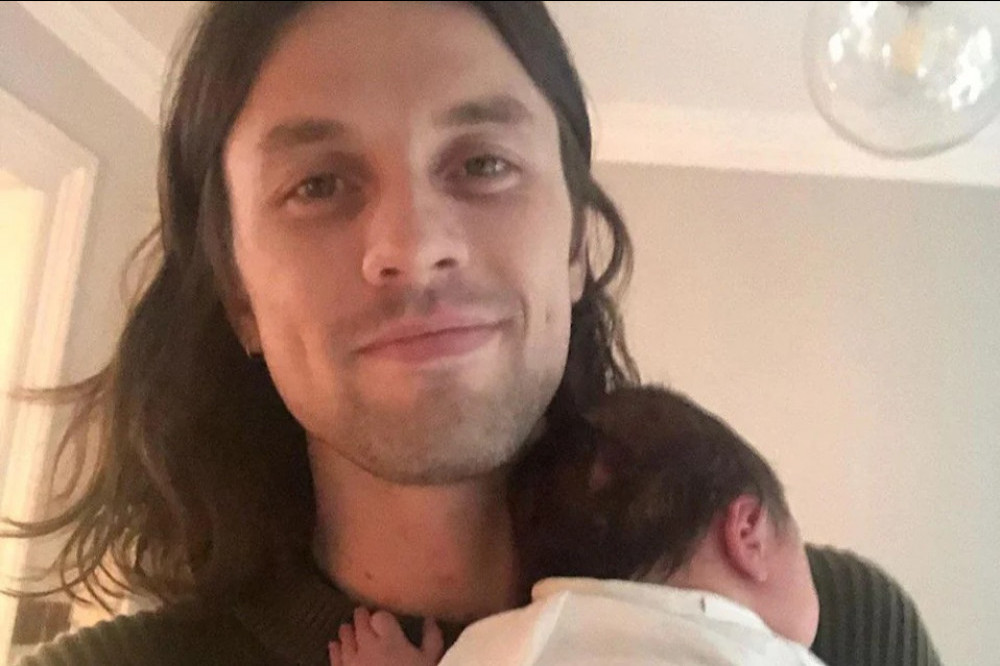 James Bay and his daughter (c) Instagram