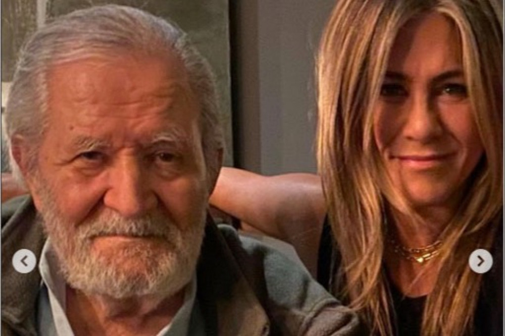 Jennifer Aniston's father John has died (c) Instagram