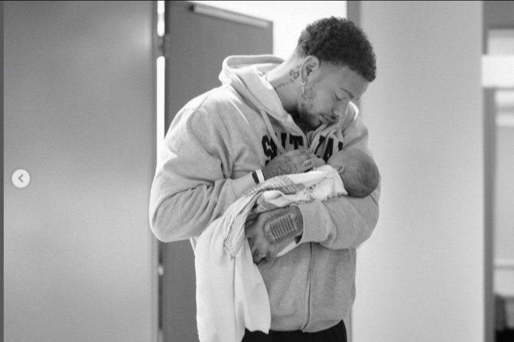 Kane Brown and his new son (c) Instagram