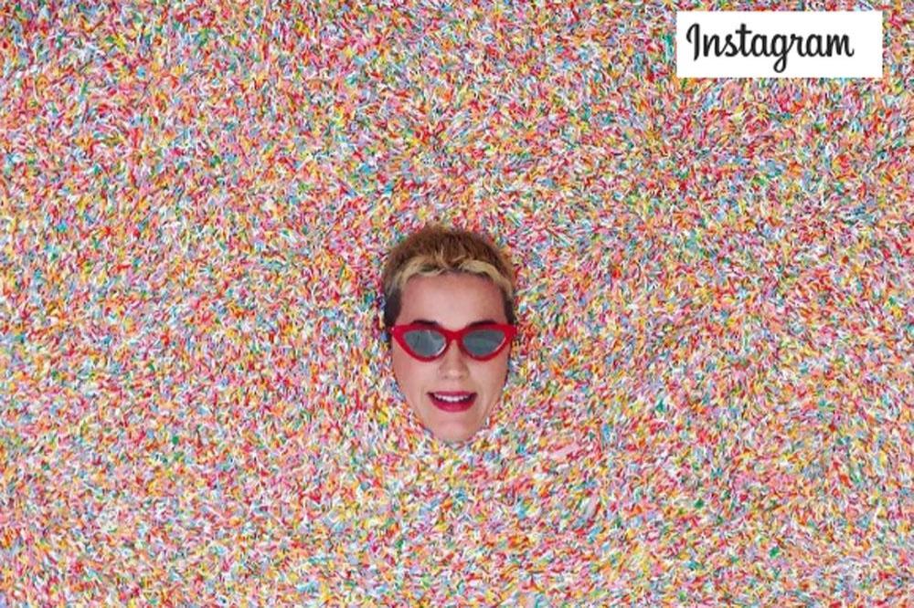 Katy Perry buried in sprinkles (c) Instagram 