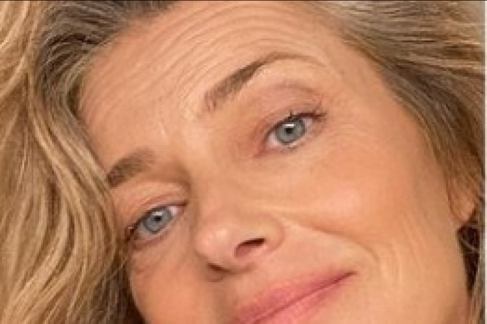 Paulina Porizkova shows off grey hair  (c) Instagram