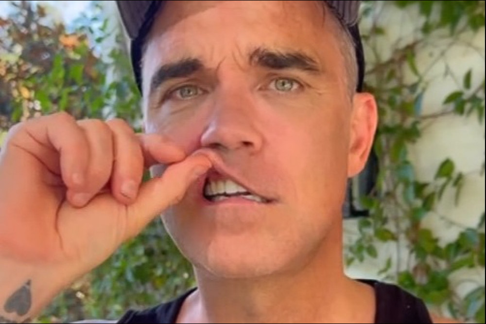 Robbie Williams has a temporary set of teeth whilst he awaits his new fake smile