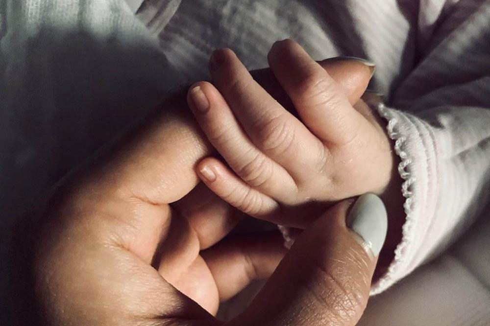 Shay Mitchell and her newborn daughter holding hands(c) Instagram 