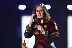 Adele tells jokes after powercut