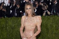 Beyoncé offers US college scholarships
