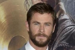 Chris Hemsworth surprises kids at hospital as Thor