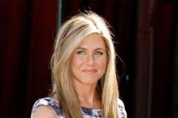 Jennifer Aniston Laughs Off Theroux Nose Job Rumours