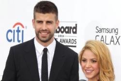 Pique hounded by photographers at Barcelona airport