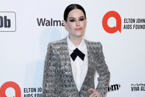 Schitts Creek Star Emily Hampshire Apologises For Insensitive Johnny Depp And Amber Heard 8080