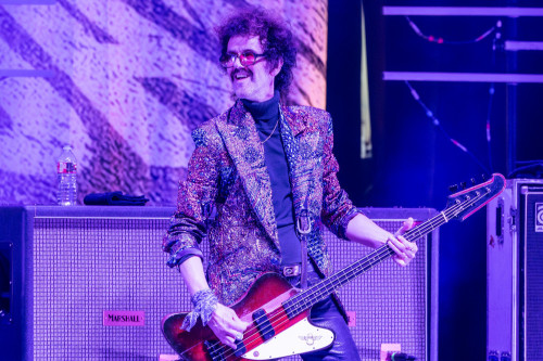 The Darkness Bassist Says Band Have Complex Dynamic 9884