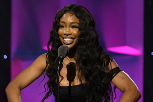 SZA dedicates her Woman of the Year prize to other female artists she ...