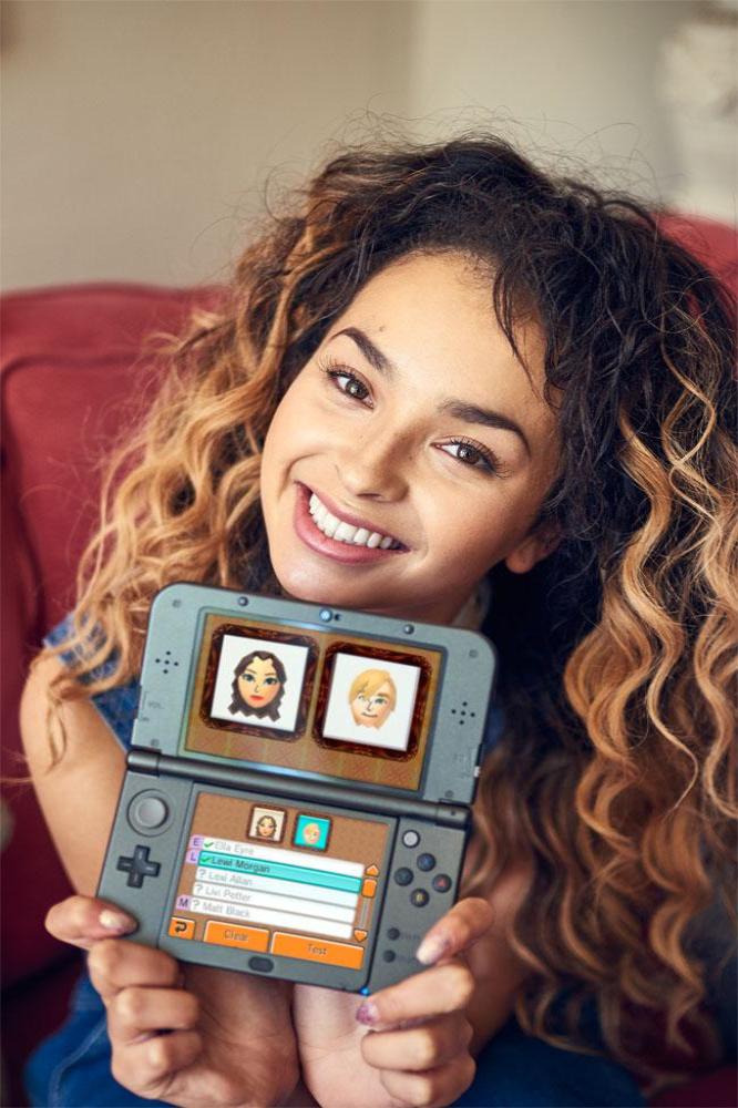 Ella Eyre with her Nintendo 3DS