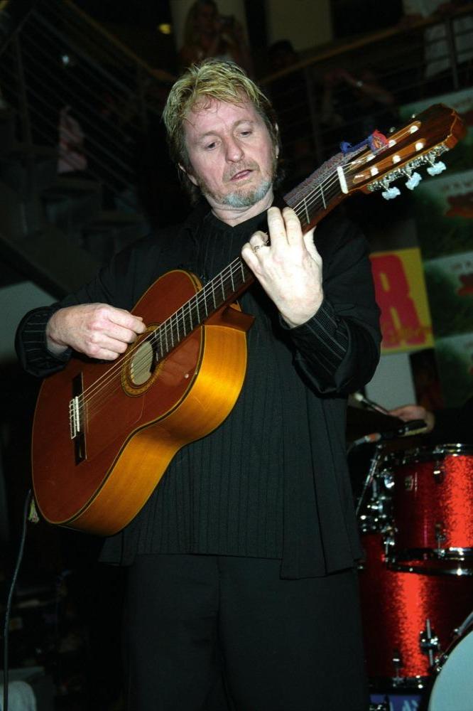 Jon Anderson performing with Yes in 2004