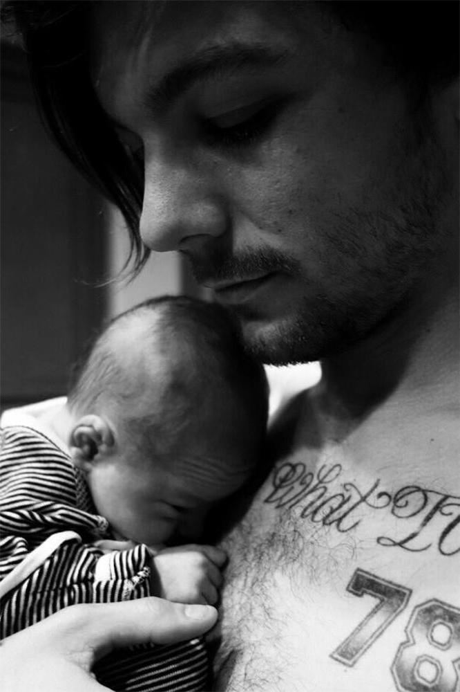 Louis Tomlinson with son Freddie (c) Twitter