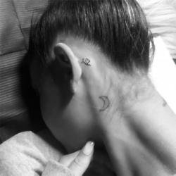 Ariana Grande's bee tattoo (c) Instagram