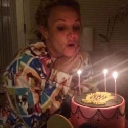 Britney Spears celebrating with her birthday cake  (c) Facebook