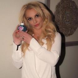 Britney Spears unveils perfume (c) Twitter