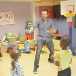 Chris Pratt visits sick kids (c) Facebook