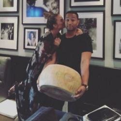 Chrissy Teigen and John Legend (c) Instagram