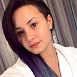 Demi Lovato's purple hair (c) Twitter