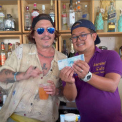 Johnny Depp visits a Bahamas bar (c) Instagram