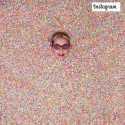 Katy Perry buried in sprinkles (c) Instagram 