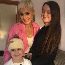 Katy Perry, Grace and Tiana Moores (c) Instagram