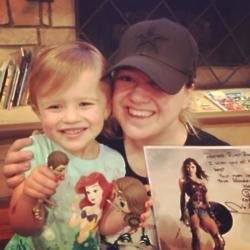 Kelly Clarkson and her daughter (c) Twitter