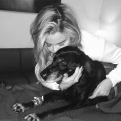 Khloe Kardashian and her dog Gabbana (c) Instagram