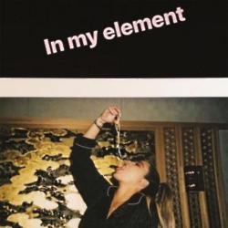 Khloe Kardashian feast on noodles (c) Instagram 