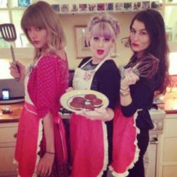(L-R) Taylor Swift, Kelly Osbourne and Claire Kislinger baking