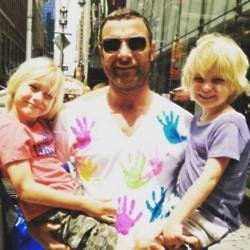 Liev Schrieber and his sons (c) Instagram