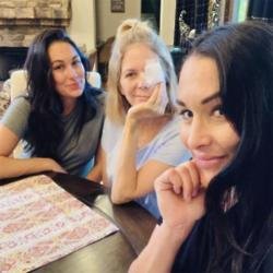 Nikki and Brie Bella with their mother Kathy (c) Instagram