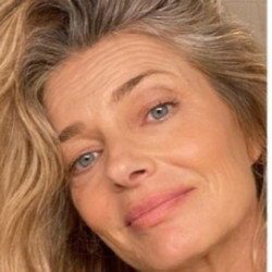 Paulina Porizkova shows off grey hair  (c) Instagram