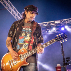 Phil Campbell would prefer fans not to film entire concerts