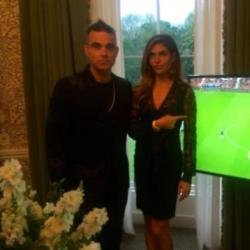 Robbie Williams and Ayda Field (c Twitter) 