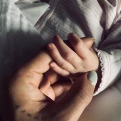 Shay Mitchell and her newborn daughter holding hands(c) Instagram 