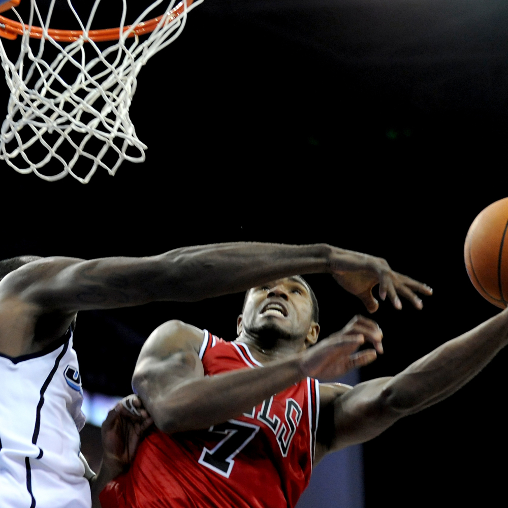 Chicago Bull's Derrick Byars (right) in action during the NBA exhibition match between the Utah Jazz and the Chicago Bulls